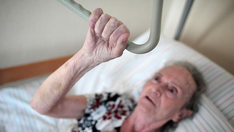 In Deutschland sind mehr als 2,5 Millionen Menschen pflegebedürftig. Rund ein Drittel ist in Heimen untergebracht – wie diese Seniorin. In Deutschland sind mehr als 2,5 Millionen Menschen pflegebedürftig. Rund ein Drittel ist in Heimen untergebracht – wie diese Seniorin.