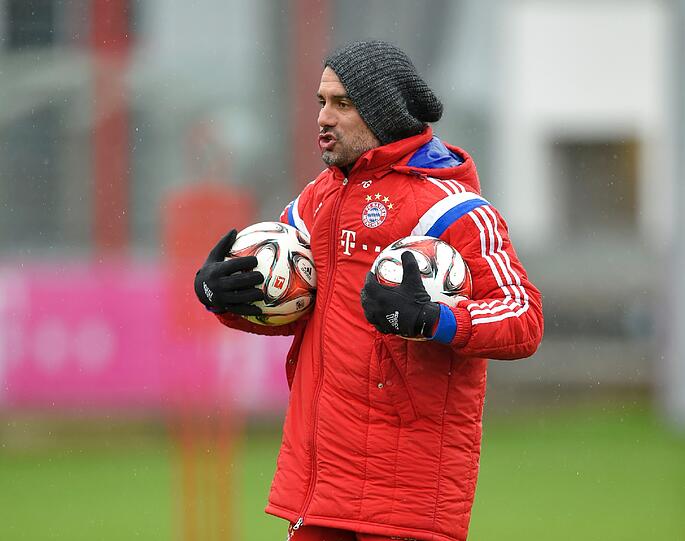 Der FCB-Schock in Bildern - hier wird der verletzte Philipp Lahm beim Training abtransportiert!