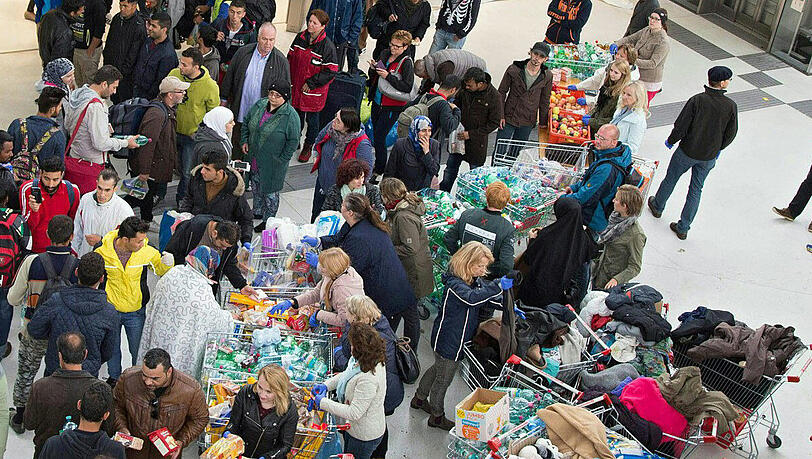 Zunächst kommen viele der Flüchtlinge über Ungarn in Salzburg an, um dann weiter nach München zu fahren. Dort werden die Menschen auf mehrere Stationen verteilt. Zunächst kommen viele der Flüchtlinge über Ungarn in Salzburg an, um dann weiter nach München zu fahren. Dort werden die Menschen auf mehrere Stationen verteilt.