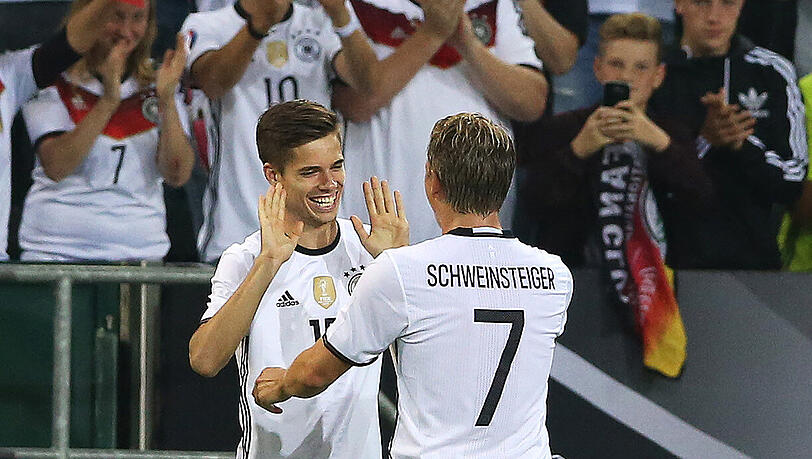 Ablösung: Weigl (l.) kommt für Schweinsteiger ins Spiel. Ablösung: Weigl (l.) kommt für Schweinsteiger ins Spiel.