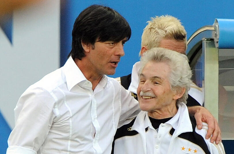 Bundestrainer Joachim Löw und Adolf Katzenmeier (rechts): Der Kult-Physio wurde am 19. November 2008 beim Länderspiel gegen England offiziell verabschiedet.