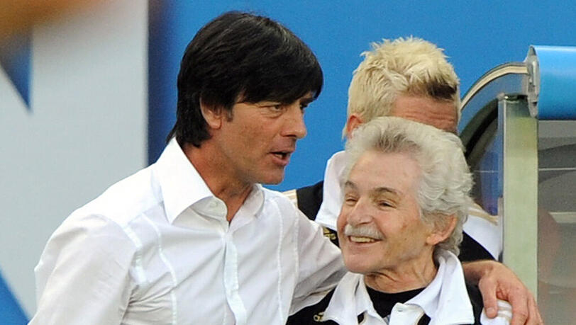 Bundestrainer Joachim Löw und Adolf Katzenmeier (rechts): Der Kult-Physio wurde am 19. November 2008 beim Länderspiel gegen England offiziell verabschiedet. Bundestrainer Joachim Löw und Adolf Katzenmeier (rechts): Der Kult-Physio wurde am 19. November 2008 beim Länderspiel gegen England offiziell verabschiedet.
