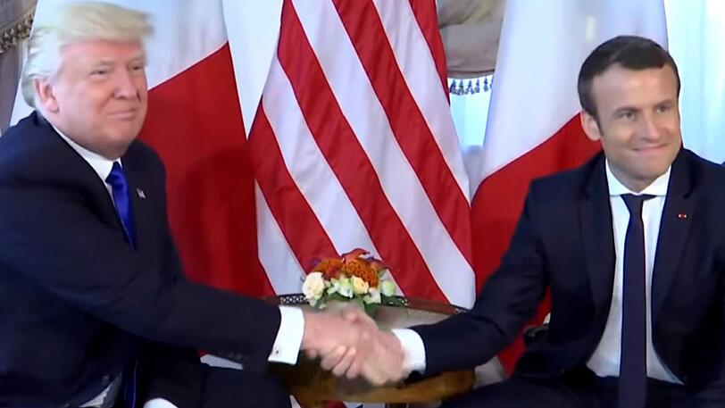 Hier war Emanuel Macron der Sieger: Er gab Donald Trump einen "starken" Händedruck.
