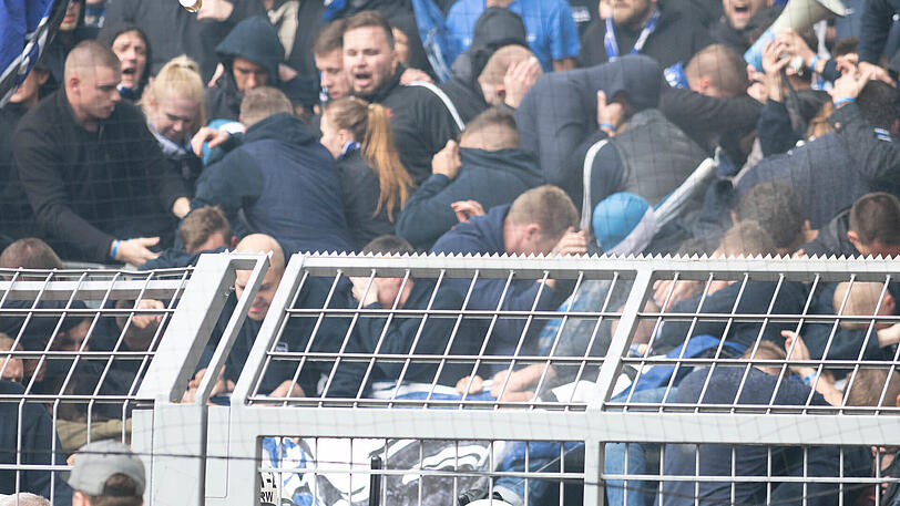 Polizisten sprühen Reizgas im Block der Hertha-Fans.