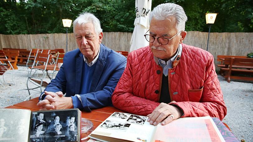 Blättern in Erinnerungen: Ulrich Rau und Gerald Groß.