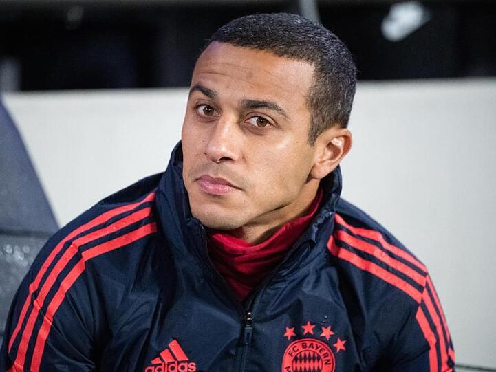 Thiago vom FC Bayern München sitzt vor Spielbeginn auf der Bank. Foto: Matthias Balk/dpa
