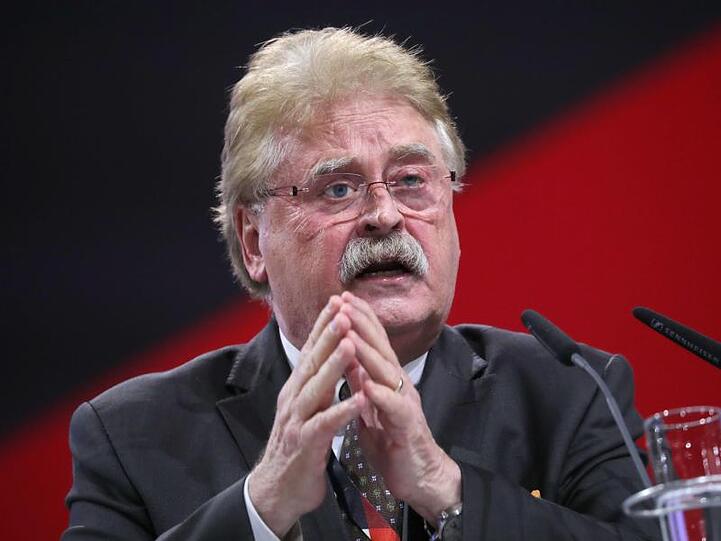 Elmar Brok, CDU-Brexit-Experte, spricht einem Parteitag der CDU. Foto: Kay Nietfeld/dpa/Archivbild