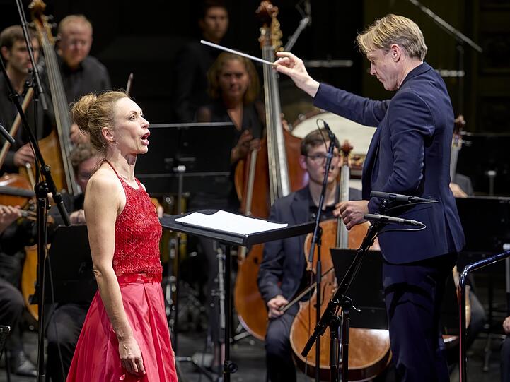 Sarah Maria Sun und der Dirigent Bas Wiegers.