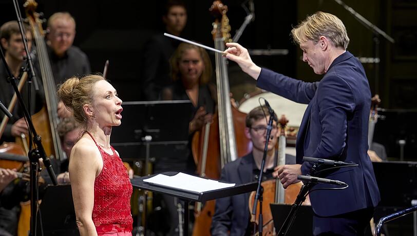 Sarah Maria Sun und der Dirigent Bas Wiegers. Sarah Maria Sun und der Dirigent Bas Wiegers.