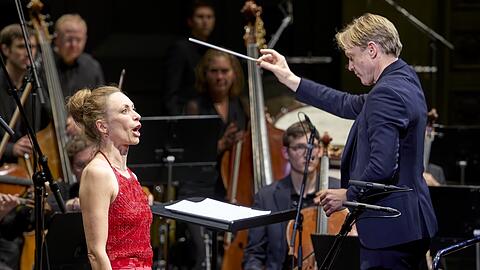 Sarah Maria Sun und der Dirigent Bas Wiegers.