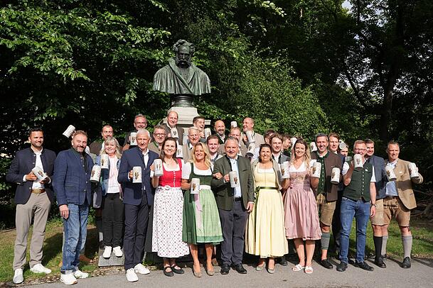 Die Stimmung ist gut unter den Wirtinnen und Wirten des Oktoberfests. Der diesjährige Wiesn-Wirte-Krug scheint gefallen zu finden. Die Stimmung ist gut unter den Wirtinnen und Wirten des Oktoberfests. Der diesjährige Wiesn-Wirte-Krug scheint gefallen zu finden.