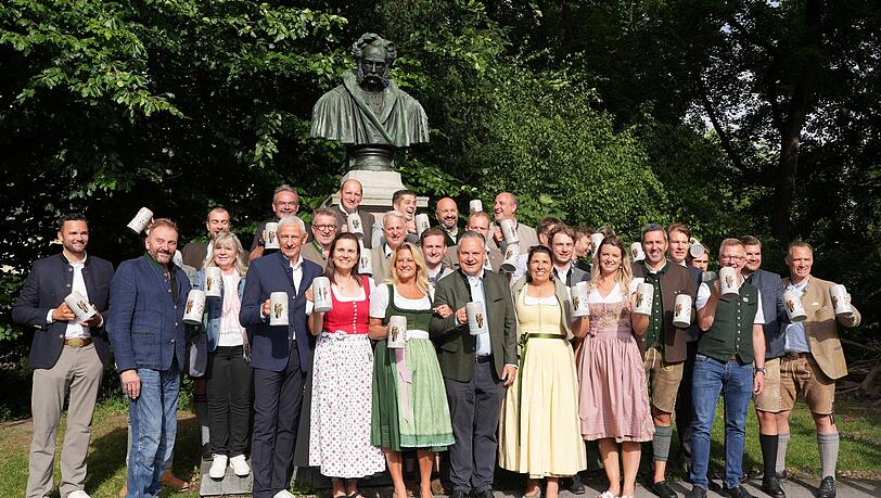 Die Stimmung ist gut unter den Wirtinnen und Wirten des Oktoberfests. Der diesjährige Wiesn-Wirte-Krug scheint gefallen zu finden. Die Stimmung ist gut unter den Wirtinnen und Wirten des Oktoberfests. Der diesjährige Wiesn-Wirte-Krug scheint gefallen zu finden.
