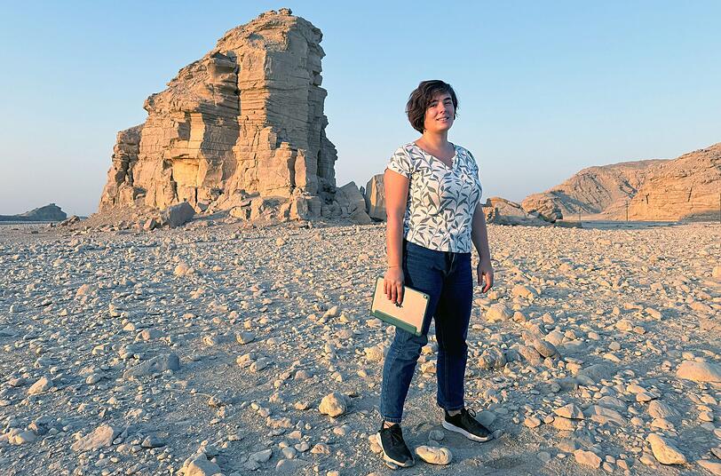 Die französische Ägyptologin Axelle Brémont erforscht über 5.000 Jahre alte Gravuren, die die Menschen am Vulture Rock, auch Geierfelsen genannt, im Süden Ägyptens hinterließen. (El-Kab Vulture Rock in Nekheb, Ägypten, 24.10.2025.) Die französische Ägyptologin Axelle Brémont erforscht über 5.000 Jahre alte Gravuren, die die Menschen am Vulture Rock, auch Geierfelsen genannt, im Süden Ägyptens hinterließen. (El-Kab Vulture Rock in Nekheb, Ägypten, 24.10.2025.)