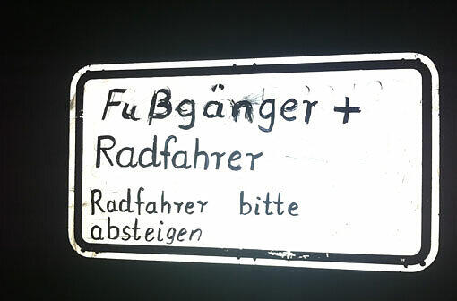 Gegen einen 53-jährigen Münchner Radler wird wegen Körperverletzung mit Todesursache ermittelt. Wer war Zeuge des Tatgeschehens an der Albert-Roßhaupterstraße? Im Bild: Das Schild von der Baustelle, an der der Unfall geschah.