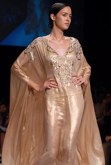 Fashion Week in der indischen Hafenmetropole Mumbai: Manche Kreationen sehen aus, als kämen sie von einem anderen Planeten. Der Stil bewegt sich in gewagter Weise zwischen Lady Gaga, Star Wars und Minnie Maus.