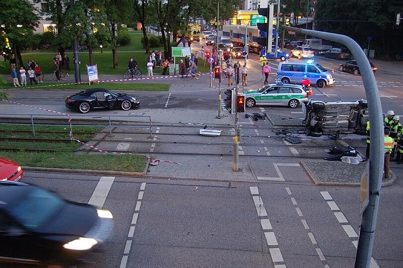 In der Arnulfstraße übersieht eine alkoholisierte 26-jährige Skoda-Fahrerin am Donnerstagabend eine rote Ampel. Sie rast in einen Porsche 911, beide Fahrer werden schwer verletzt.
