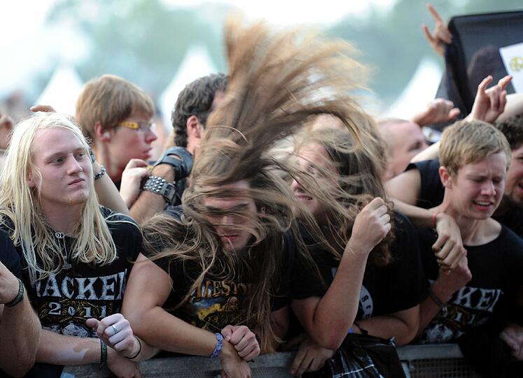 Wet T-Shirts, wilde Rocker, schräge Outfits: So verrückt war das Wacken-Festival 2011. Wir zeigen die besten Bilder. Einfach weiterklicken!