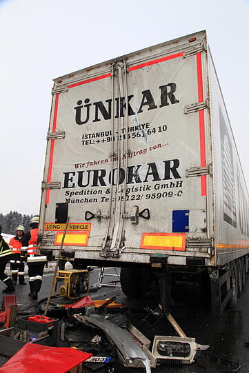 Schwerer Lkw-Unfall auf der A8 bei Frasdorf: Ein Lastwagen war in ein liegengebliebenes Fahrzeug gerast. Die Bilder.