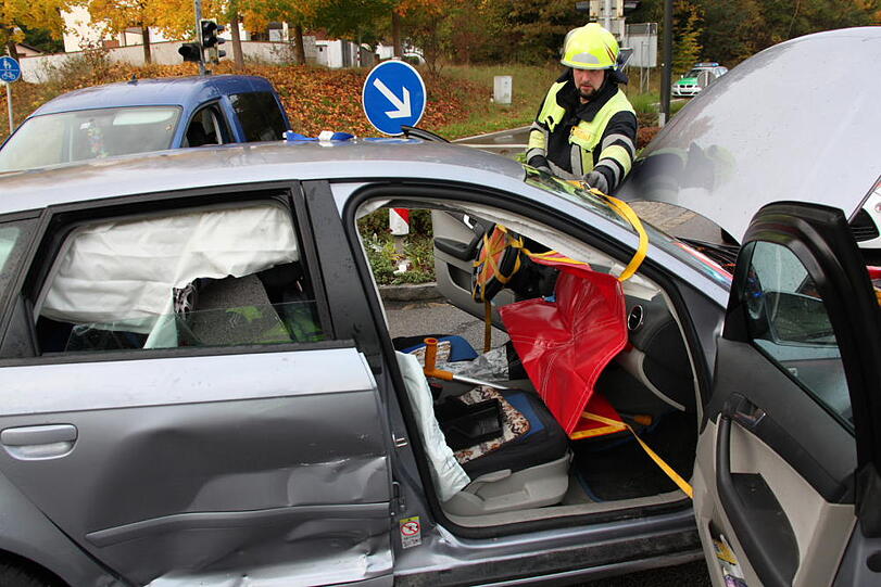 Unfall auf einer Kreuzung in Waldkraiburg. Eine Person wurde im Fahrzeug eingeschlossen und musste von der Feuerwehr befreit werden. Die Bilder vom Unfallort.