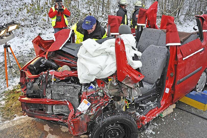 Vier Autos sind bei winterlichen Straßenverhältnissen auf der Kreisstraße zwischen Hörlkofen und Walpertskirchen ineinandergefahren. Die Fahrerin dieses Opels musste aus ihrem Auto geschnitten werden und liegt jetzt im Krankenhaus.
