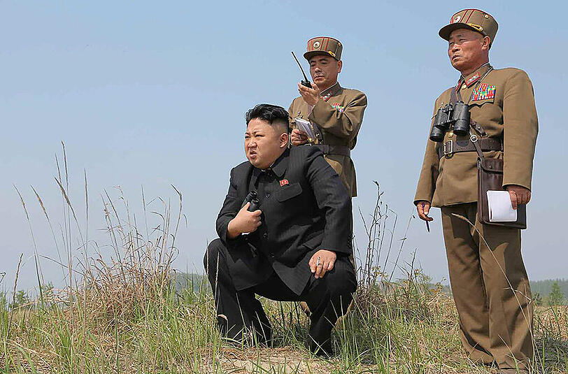 Kim Jong-un beobachtet von einer Anhöhe aus eine Feuerübung der nordkoreanischen Streitkräfte.