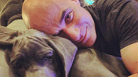 Tierisch gemütlich haben es Andre Agassi und sein neuer Hund Blue auf dem Sofa in Las Vegas.