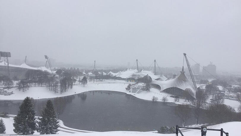 Im Olympiapark genossen Spaziergänger die winterliche Atmosphäre.