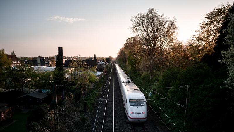 Mit 151 Millionen Kundenfahrten hatte der Fernverkehr im vergangenen Jahr noch den fünften Fahrgastrekord in Folge erreicht. Dann kam der Einbruch in der Corona-Krise. Mit 151 Millionen Kundenfahrten hatte der Fernverkehr im vergangenen Jahr noch den fünften Fahrgastrekord in Folge erreicht. Dann kam der Einbruch in der Corona-Krise.