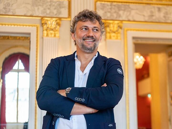 Jonas Kaufmann, Opernsänger, steht in einem Prunksaal des bayerischen Nationaltheater. Foto: Peter Kneffel/dpa/Archivbild