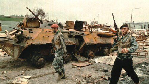 Tschetschenische Rebellen kämpfen seit über 10 Jahren für die Unabhängigkeit ihres Landes Tschetschenische Rebellen kämpfen seit über 10 Jahren für die Unabhängigkeit ihres Landes