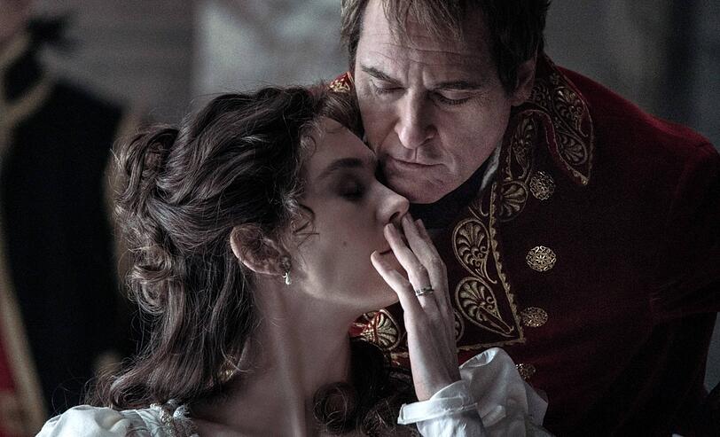 Vanessa Kirby als Kaiserin Joséphine, die ihrem Mann (Joaquin Phoenix) mehr als ebenbürtig ist.