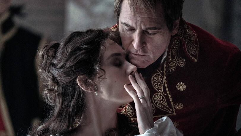 Vanessa Kirby als Kaiserin Joséphine, die ihrem Mann (Joaquin Phoenix) mehr als ebenbürtig ist.