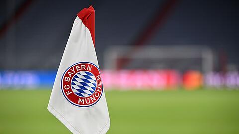 Das Vereinswappen des FC Bayern München auf einer Eckfahne.