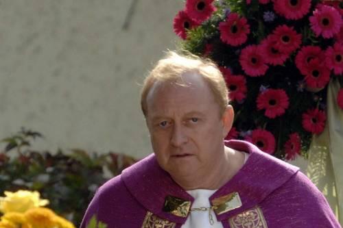 Alfons Schubeck spielt in der dritten Staffel einen Pfarrer.