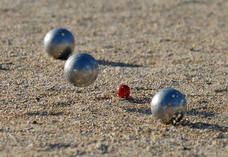 "Boule ist ein sehr sozialer Sport": Im Münchner Hofgarten ist die Basis des "Pétanque Munichoise e.V.".