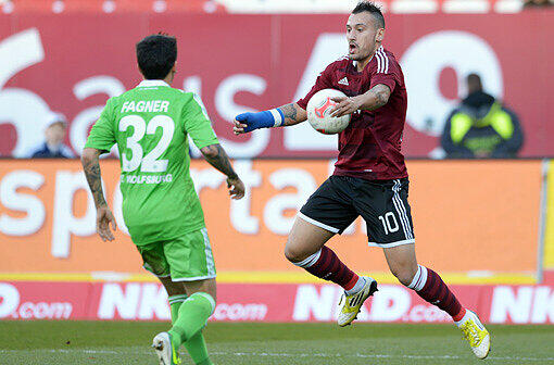 Der Nürnberger Timo Gebhart (r.) nimmt den Ball vor dem Wolfsburger Fagner mit der Brust an.