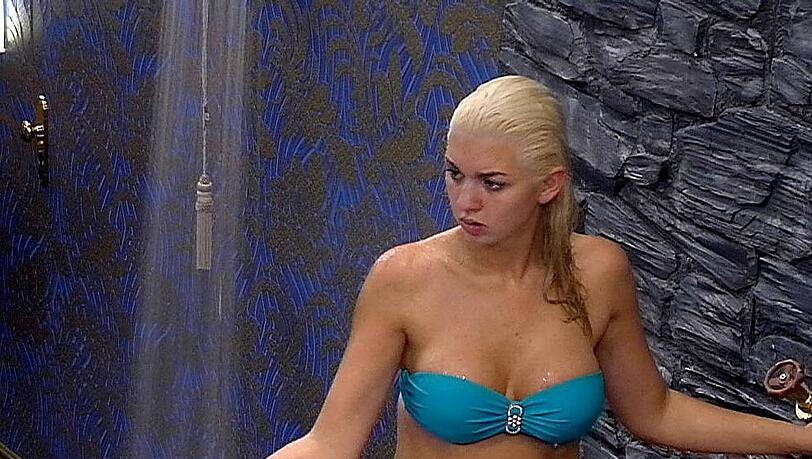 "Promi Big Brother"-Teilnehmerin Natalia Osada duscht im TV-Container "Promi Big Brother"-Teilnehmerin Natalia Osada duscht im TV-Container