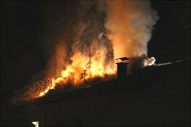 Der Dachstuhl des Edlinger Mehrfamilienhauses brennt lichterloh: Aus diesem Inferno gab&rsquo;s für Marie (&dagger; 15) kein Entrinnen.