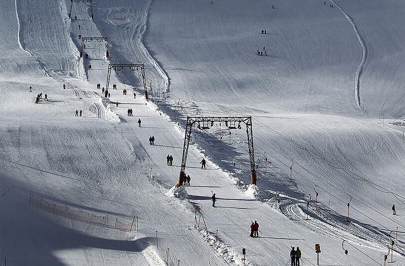 Trotz wenig Neuschnee in den letzten Tagen sind fast alle Pisten der Skigebiete in Betrieb. In den nächsten Tagen müssen sich die Wintersportler jedoch auf starke Sturmböen gefasst machen.
