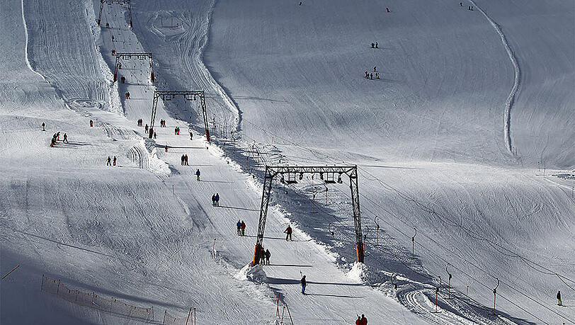 Trotz wenig Neuschnee in den letzten Tagen sind fast alle Pisten der Skigebiete in Betrieb. In den nächsten Tagen müssen sich die Wintersportler jedoch auf starke Sturmböen gefasst machen. Trotz wenig Neuschnee in den letzten Tagen sind fast alle Pisten der Skigebiete in Betrieb. In den nächsten Tagen müssen sich die Wintersportler jedoch auf starke Sturmböen gefasst machen.