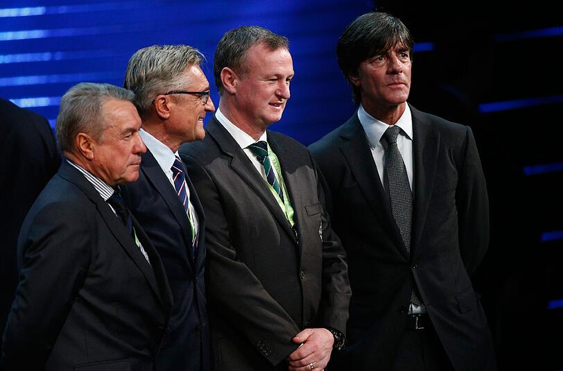Jogi Löw mit den Trainern der Gruppengegner.