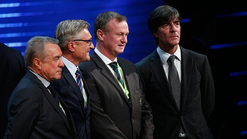 Jogi Löw mit den Trainern der Gruppengegner. Jogi Löw mit den Trainern der Gruppengegner.