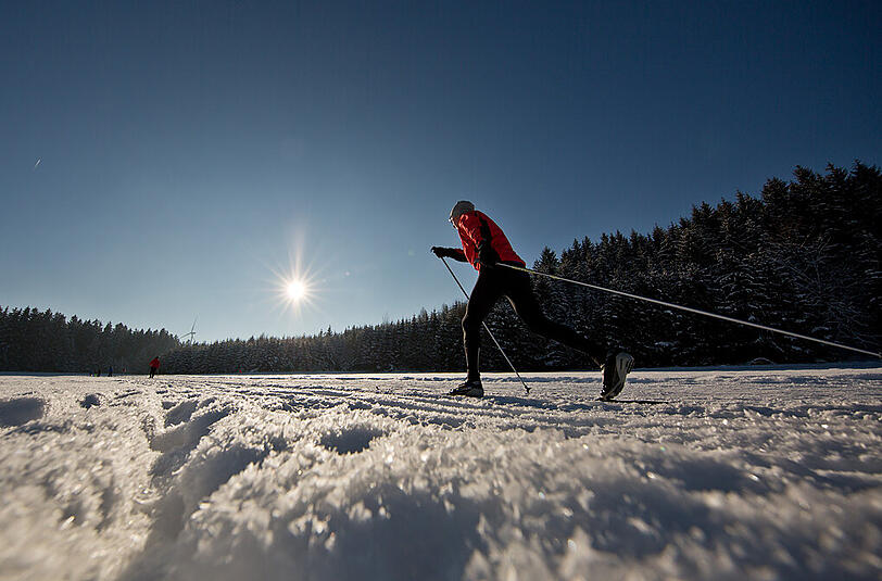 Schnee und Sonne &ndash; für Ski-Langläufer, hier bei Alfeld, eine angenehme Kombination.