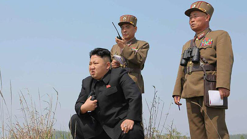 Nordkoreas Machthaber Kim Jong Un bei der Beobachtung eines Militärmanövers. Nordkoreas Machthaber Kim Jong Un bei der Beobachtung eines Militärmanövers.