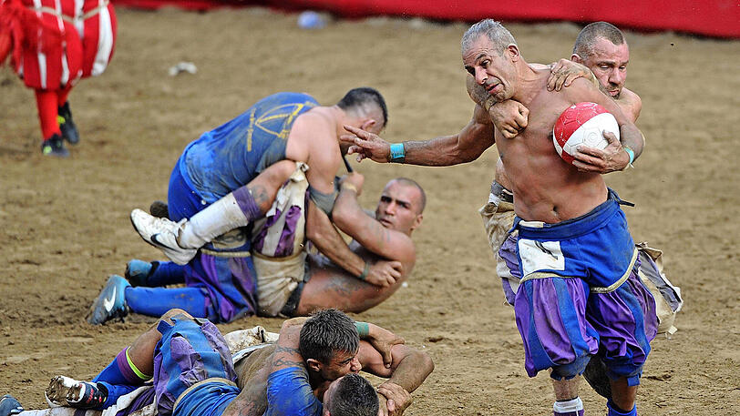 Der Spielball wird hier ganz schnell zur Nebensache - Schläge und Tritte sind hier ausdrücklich erlaubt. Die Biler vom Calcio Storico in Florenz.