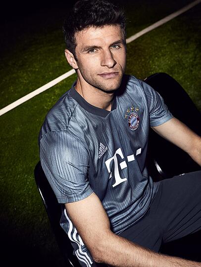 Der FC Bayern präsentiert die neuen Trikots für die Champions-League-Saison 2018/19 und setzt dabei auf Umweltschutz.