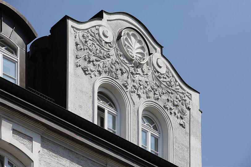 Hingucker: ein herrschaftlich herausgeputzter Hauseingang.