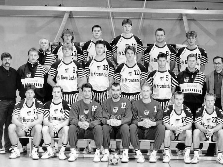 Gruppenbild der deutschen Handball-Nationalmannschaft, die nach 32 Jahren wieder als ein Team auftritt.