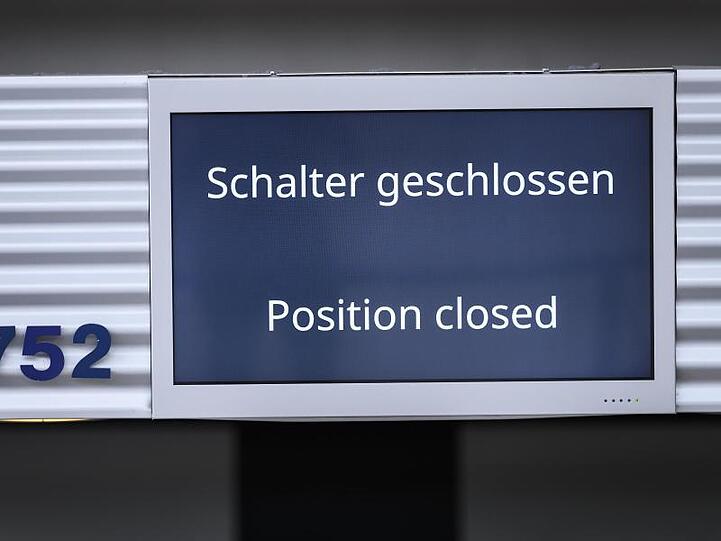 Am Frankfurter Flughafen: "Schalter geschlossen".