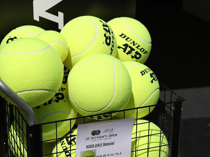 Tennisbälle liegen in einem Korb. Foto: Friso Gentsch/dpa/Symbolbild